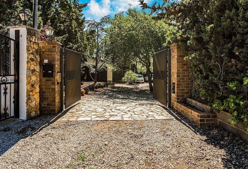 Cottage For A Family Vacation In Montferri With A Private Garden