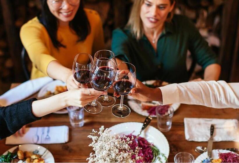 هتل Indigo Columbus At Riverfront Place, An Ihg