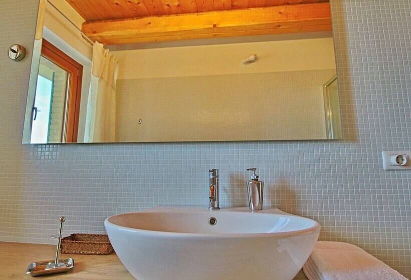 Luxurious Cottage With Swimming Pool In Montelabbate