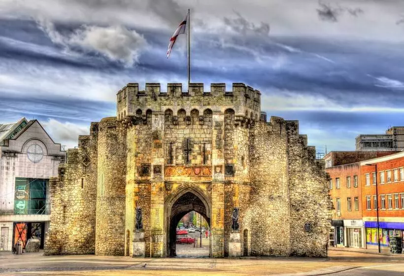 Majatalo Shirley House Self Catering Guest House, 5 Min Drive To Cruise Ship Terminals And City Centre