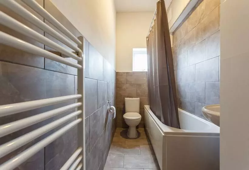 Majatalo Shirley House Self Catering Guest House, 5 Min Drive To Cruise Ship Terminals And City Centre