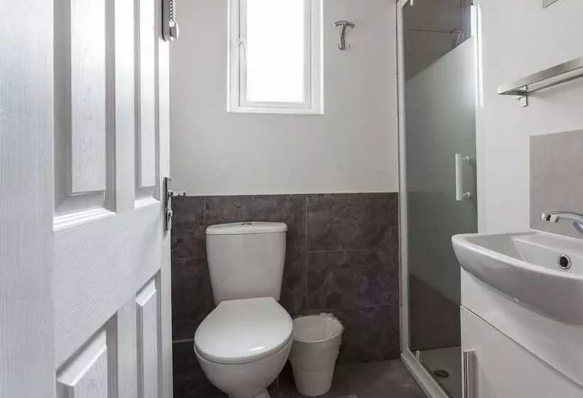 Majatalo Shirley House Self Catering Guest House, 5 Min Drive To Cruise Ship Terminals And City Centre