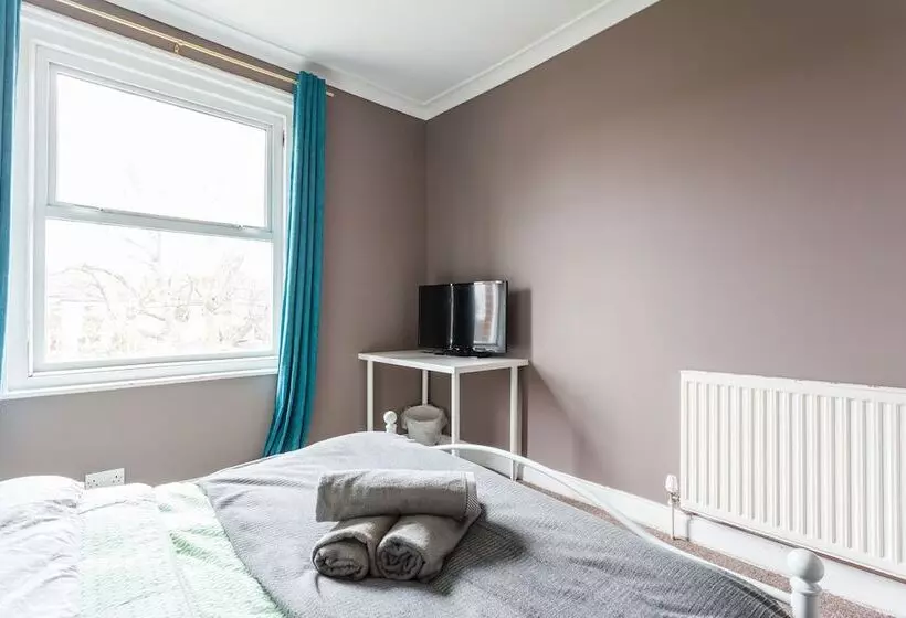 Majatalo Shirley House Self Catering Guest House, 5 Min Drive To Cruise Ship Terminals And City Centre