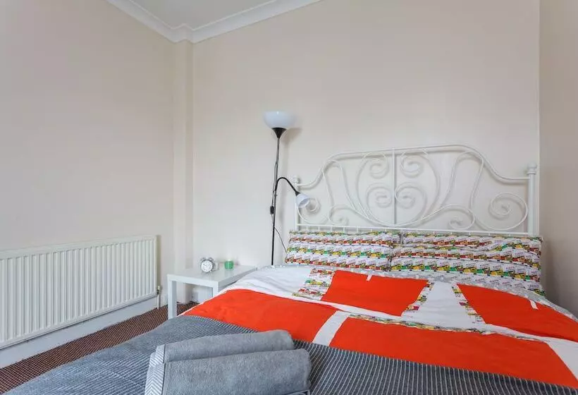 Majatalo Shirley House Self Catering Guest House, 5 Min Drive To Cruise Ship Terminals And City Centre