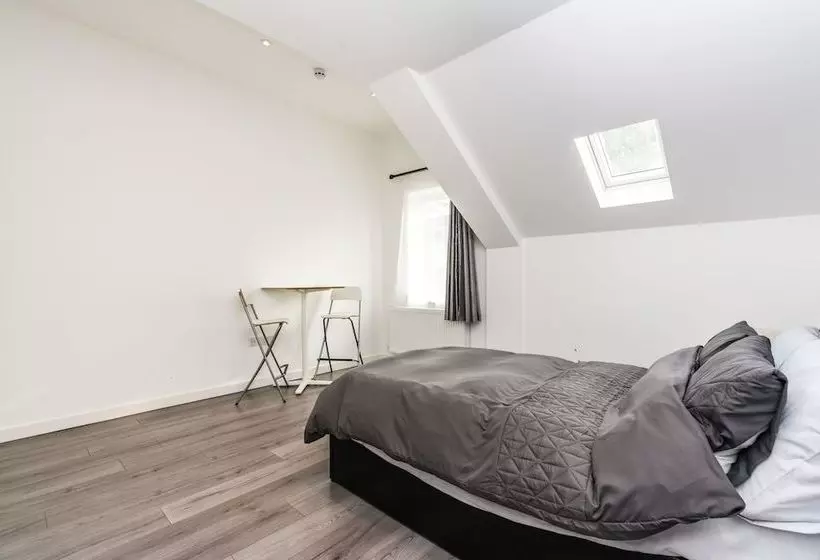 Modern 3bd House Near Heathrow And Tube Station