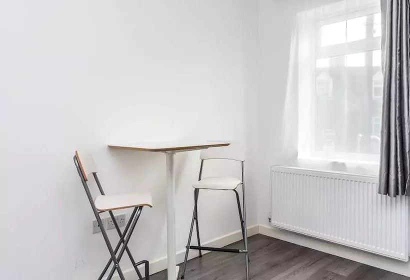 Modern 3bd House Near Heathrow And Tube Station