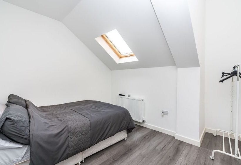 Modern 3bd House Near Heathrow And Tube Station