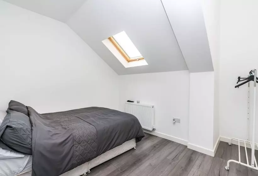 Modern 3bd House Near Heathrow And Tube Station