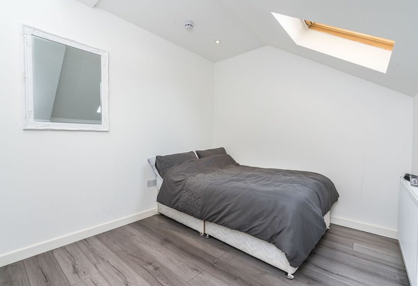 Modern 3bd House Near Heathrow And Tube Station