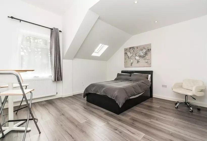Modern 3bd House Near Heathrow And Tube Station