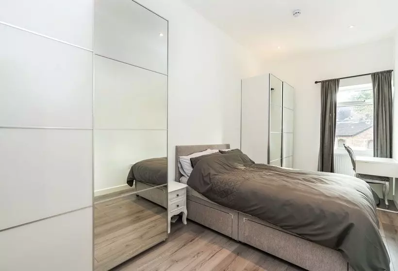Modern 3bd House Near Heathrow And Tube Station