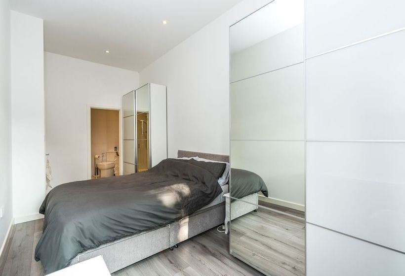 Modern 3bd House Near Heathrow And Tube Station