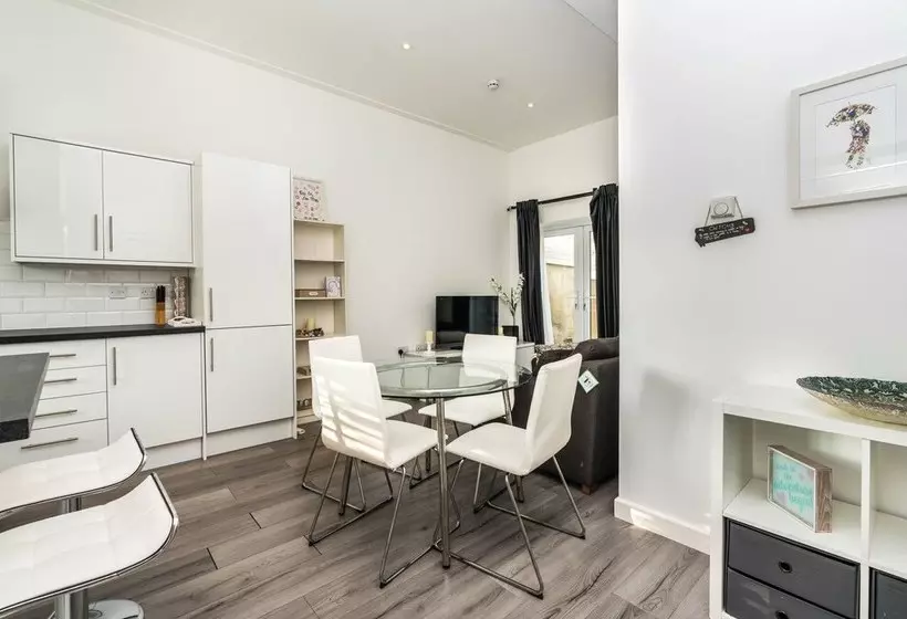 Modern 3bd House Near Heathrow And Tube Station