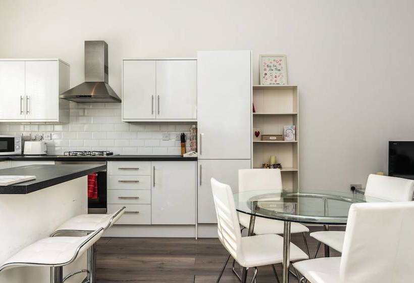 Modern 3bd House Near Heathrow And Tube Station