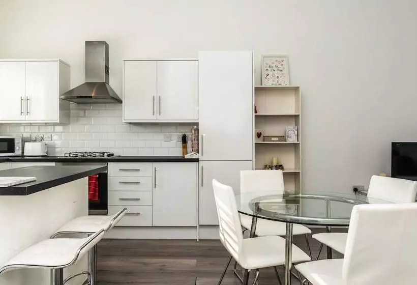 Modern 3bd House Near Heathrow And Tube Station