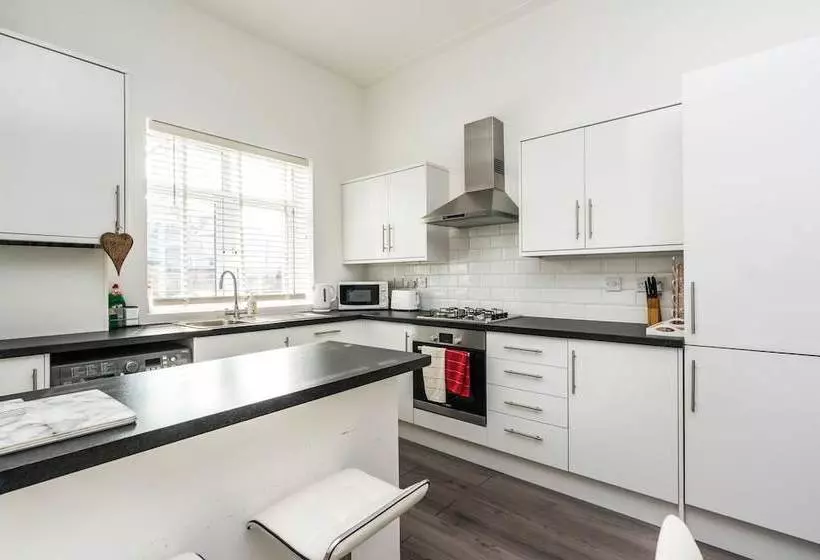 Modern 3bd House Near Heathrow And Tube Station