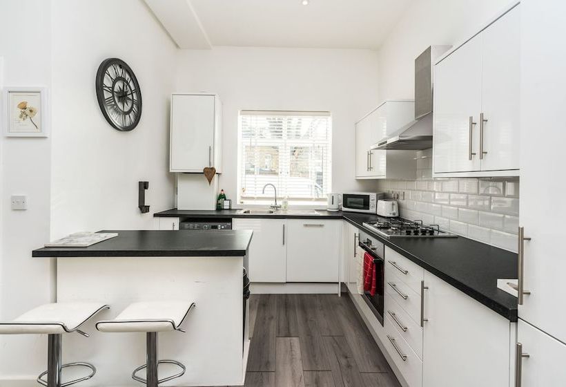 Modern 3bd House Near Heathrow And Tube Station