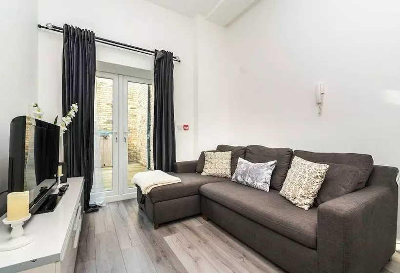 Modern 3bd House Near Heathrow And Tube Station