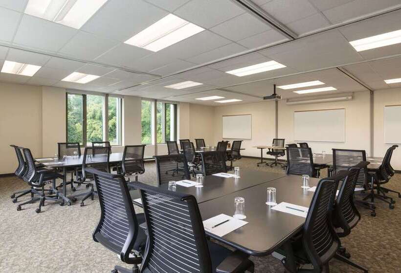 هتل Ivey Spencer Leadership Centre