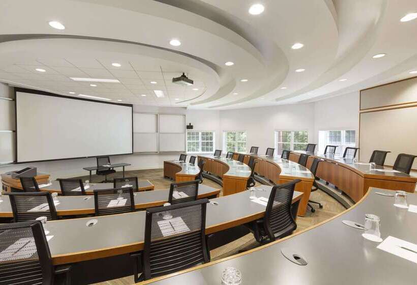 هتل Ivey Spencer Leadership Centre