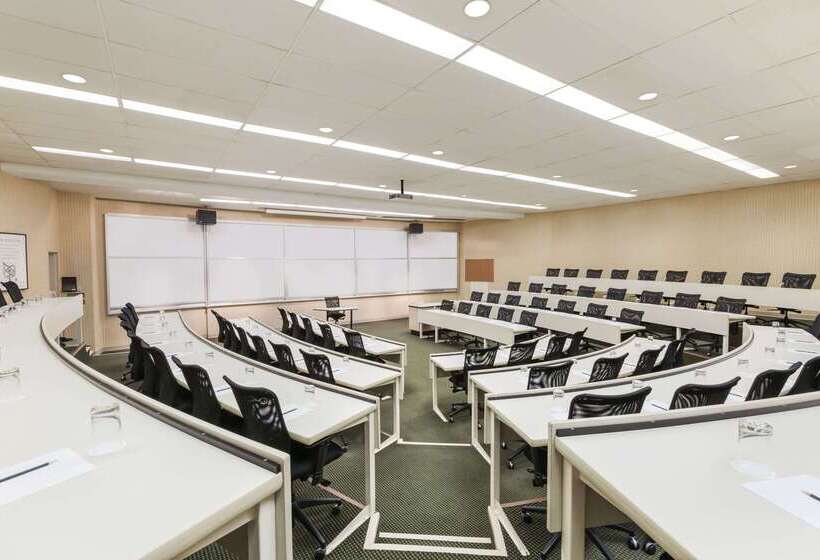 هتل Ivey Spencer Leadership Centre