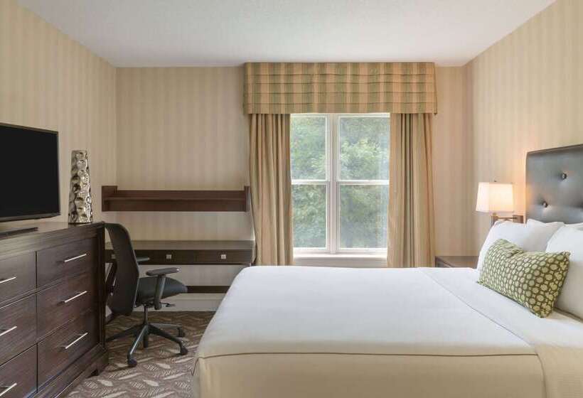 هتل Ivey Spencer Leadership Centre