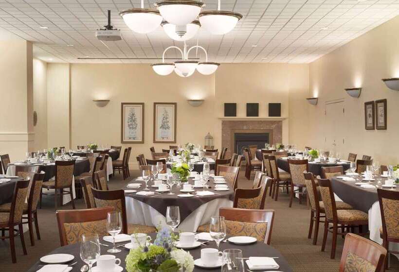 هتل Ivey Spencer Leadership Centre