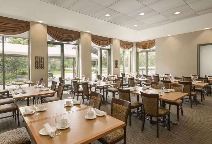 هتل Ivey Spencer Leadership Centre