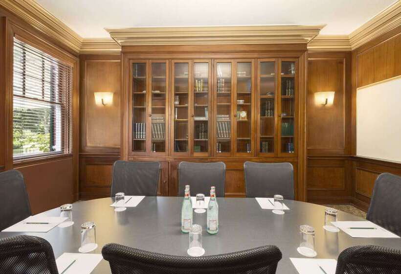 هتل Ivey Spencer Leadership Centre