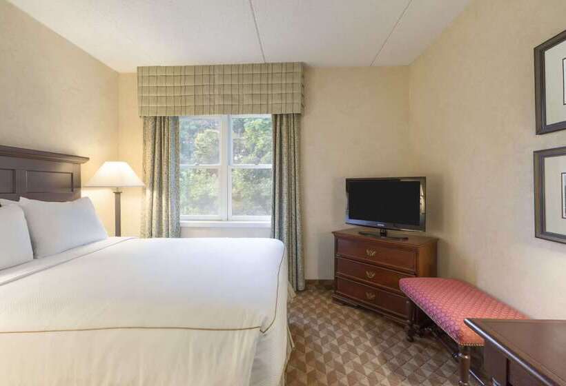 هتل Ivey Spencer Leadership Centre