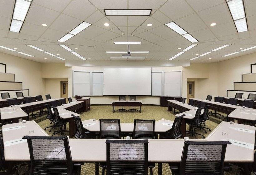 هتل Ivey Spencer Leadership Centre