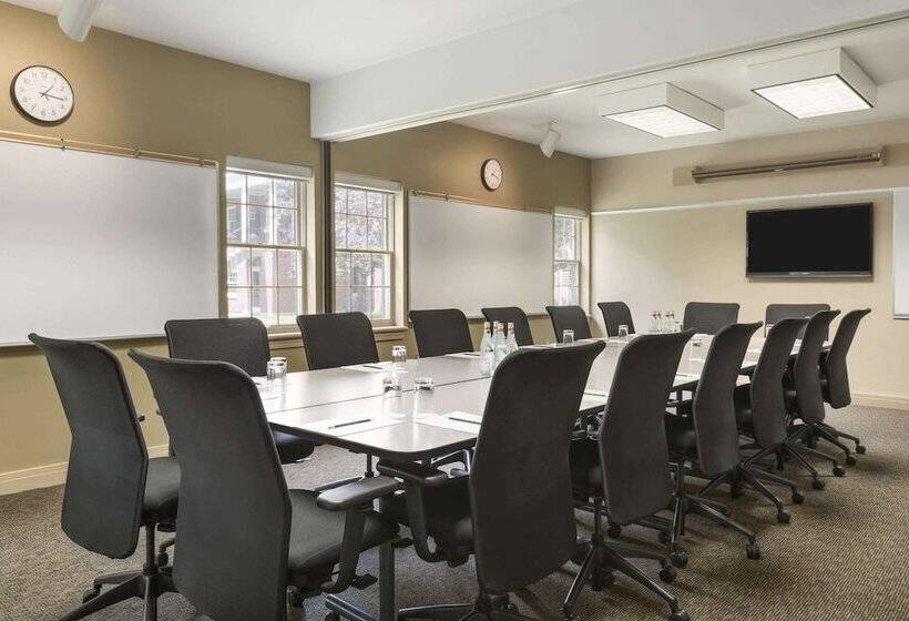 هتل Ivey Spencer Leadership Centre