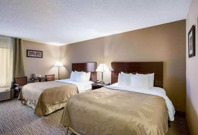 هتل Quality Inn I70 Near Kansas Speedway
