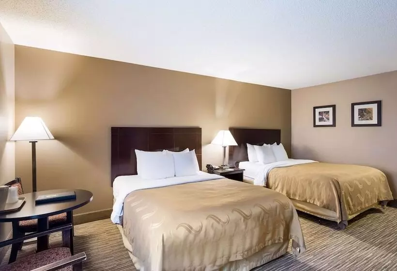 هتل Quality Inn I70 Near Kansas Speedway