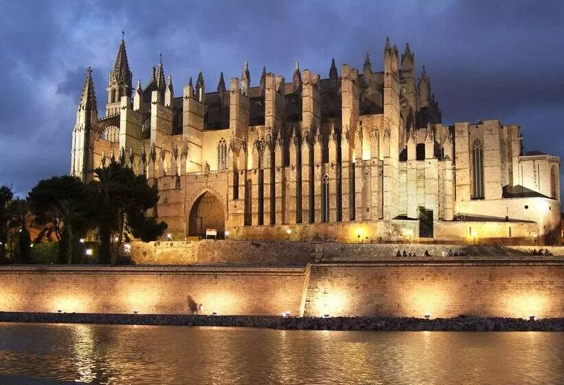 هتل Reverence Life