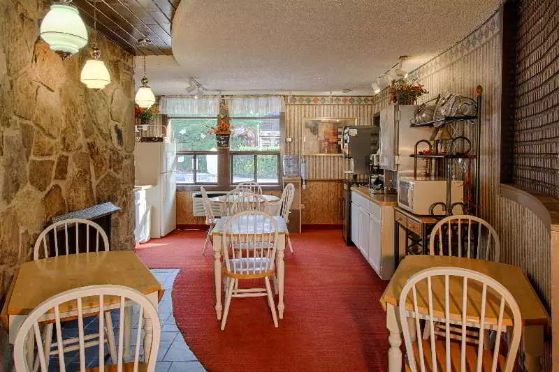 בית מלון כפרי River Edge Inn