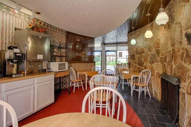 בית מלון כפרי River Edge Inn