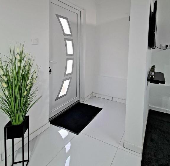 پانسیون Airport Luxury Apartman 42