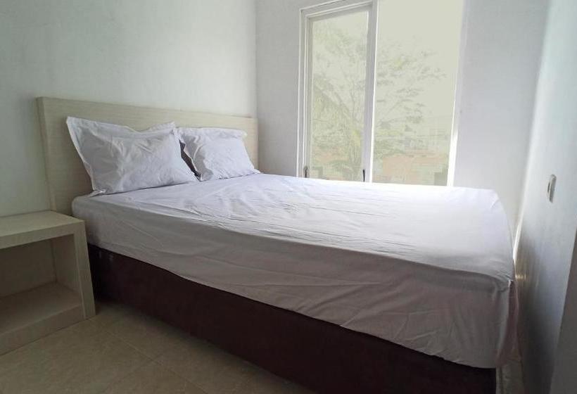 Hotel Oyo 3495 De Priok Townhouse