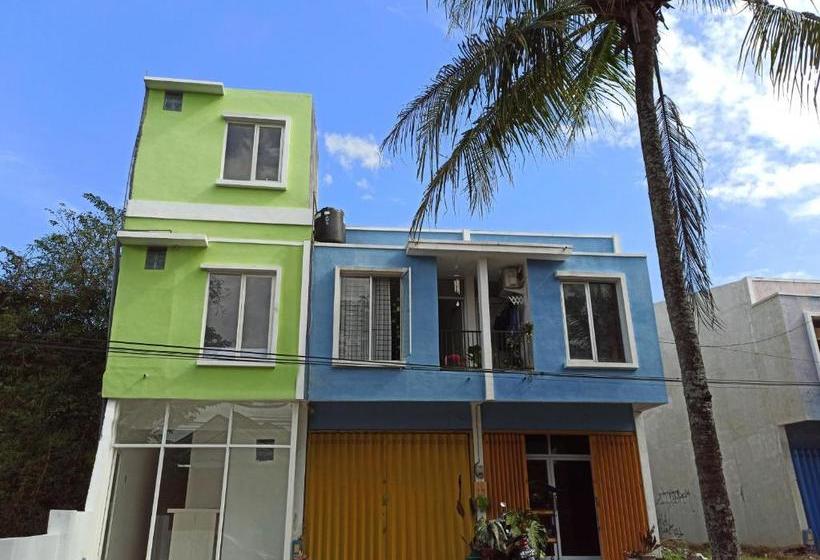 Hotel Oyo 3495 De Priok Townhouse