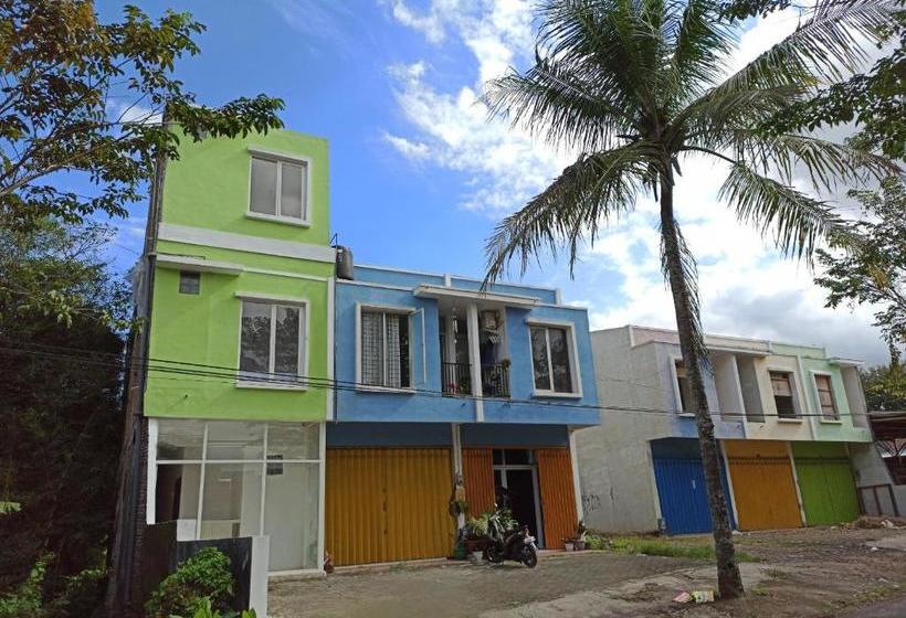 Hotel Oyo 3495 De Priok Townhouse