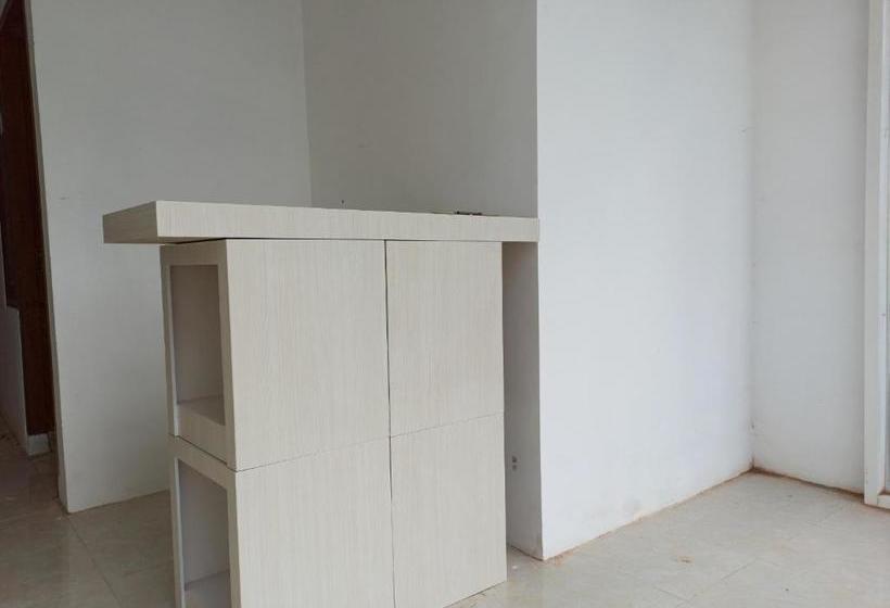 Hotel Oyo 3495 De Priok Townhouse