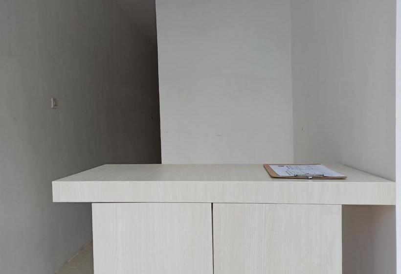 Hotel Oyo 3495 De Priok Townhouse