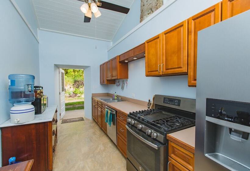 هتل Feather Leaf Inn