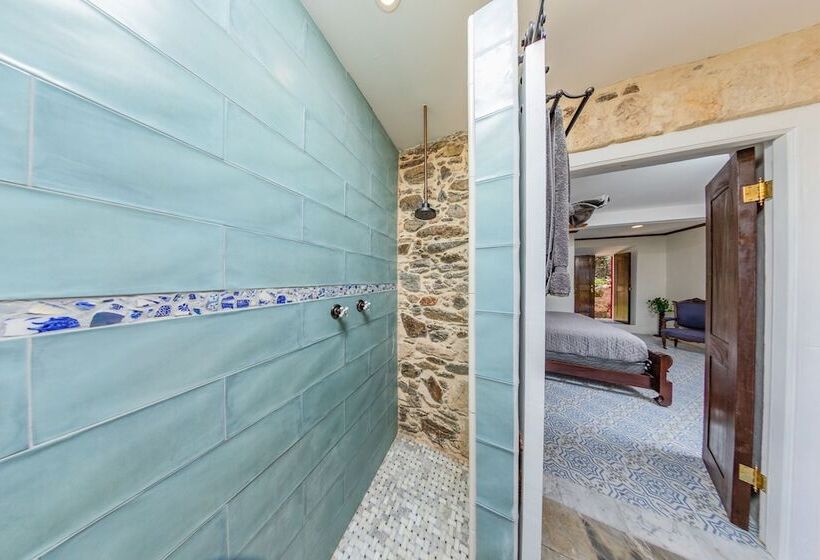 هتل Feather Leaf Inn