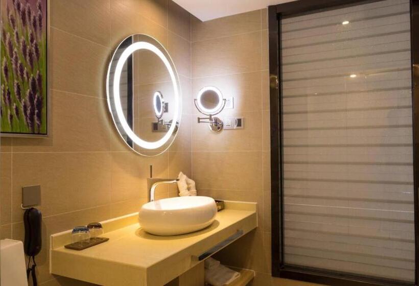 Lavande Hotel Luzhou Jiale Century City