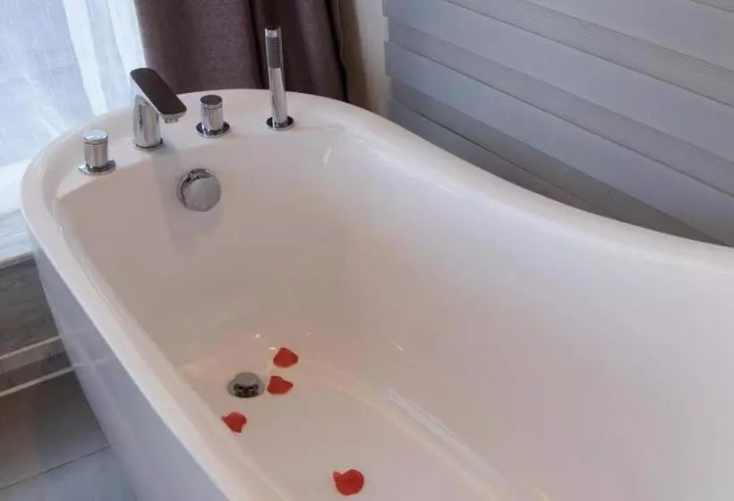 Lavande Hotel Luzhou Jiale Century City