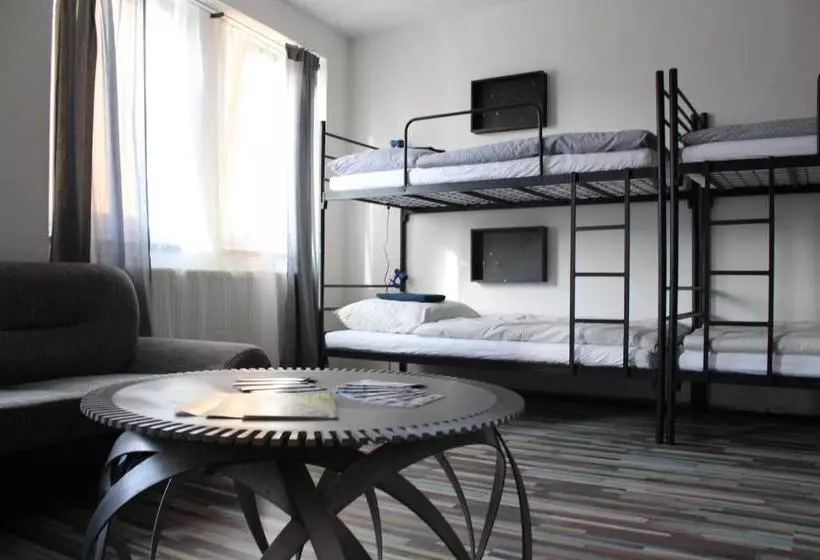 هاستل Schrott Bed&beer