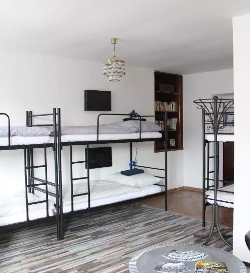 هاستل Schrott Bed&beer