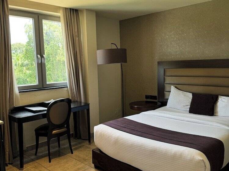 Hotel The Palms By Eagles Accra